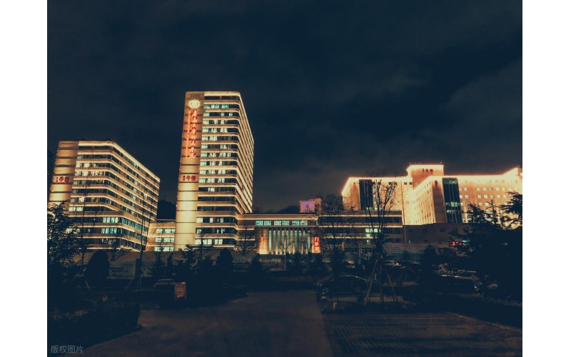 山東醫(yī)院戶外樓體夜景亮化與泛光照明工程施工 原實科技以匠心筑就醫(yī)療光影典范